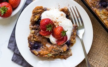 This paleo baked oatmeal or "noatmeal" is a grain free twist on breakfast using sweet potato, flax, coconut and eggs. Healthy, easy and delicious! (grain free, gluten free, dairy free)