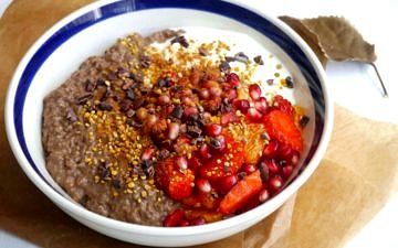 High Protein Cacao Chia Pudding - an easy healthy breakfast or snack you can meal prep in advance! Recipe via Nourish Everyday