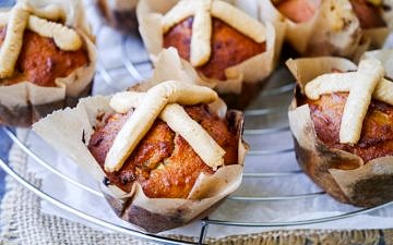 Have a healthy Easter with these grain free Paleo Hot Cross Muffins! Gluten free and dairy free, these are really easy to make and full of protein rich almond flour. Recipe by Nourish Everyday