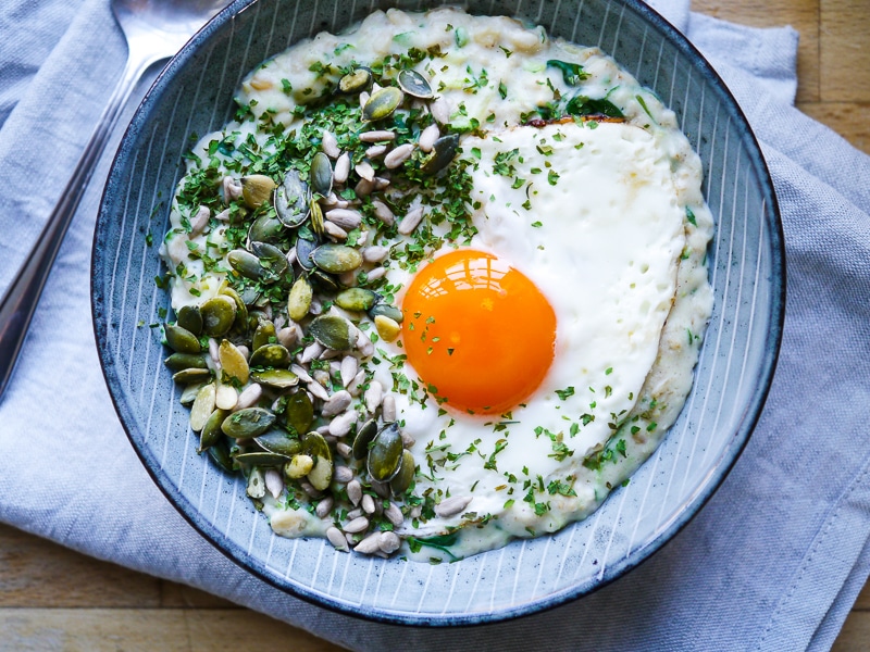 Have you tried a savoury oat porridge yet? It's such a delicious AND healthy way to start your day! This recipe is really easy and full of flavour!