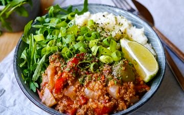 One Pot Healthy Beef & Quinoa Chilli - this super simple recipe combines veggies, protein and quality carbs in one pot to make an amazing healthy dinner! Gluten free, dairy free and sugar free. Recipe via wordpress-6440-15949-223058.cloudwaysapps.com