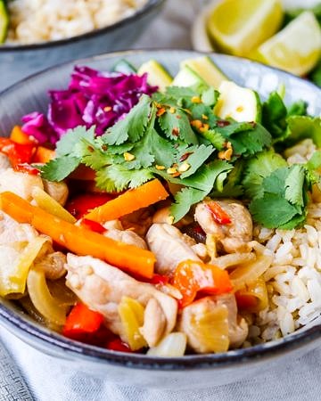 Ginger Chilli Chicken Rice Bowls; a balanced meal made with natural real food ingredients. Gluten free, dairy free and refined sugar free. The perfect healthy dinner! Recipe via wordpress-6440-15949-223058.cloudwaysapps.com