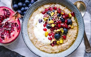 Oat and Zucchini Protein Porridge is a delicious, satisfying breakfast! A healthy combination of grated zucchini, oats and protein powder. Gluten free. Recipe via wordpress-6440-15949-223058.cloudwaysapps.com