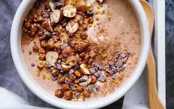 In this interview with NanaBowls learn about how this healthy smoothie business started, plus grab the recipe for an amazing Nutella Crunch Smoothie Bowl! Via nourisheveryday.com