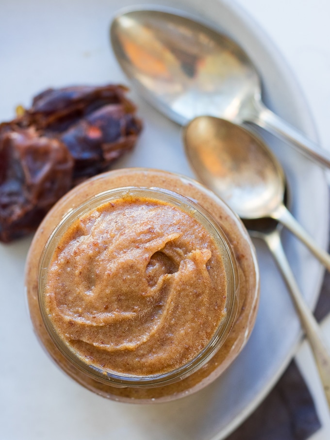 This super easy vegan miso caramel makes a wonderful frosting for icing muffins and cakes. It’s also nice as a spread for toast or pancakes, or as a fruit dip! Gluten free and sweetened purely by dates.