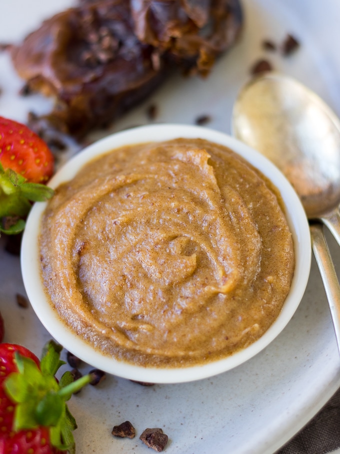This super easy vegan miso caramel makes a wonderful frosting for icing muffins and cakes. It’s also nice as a spread for toast or pancakes, or as a fruit dip! Gluten free and sweetened purely by dates.