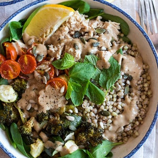 Creamy Balsamic Veggie Nourish Bowls are deliciously #glutenfree and dairy free. Super easy to meal prep, this healthy recipe is flexible and you can mix up your favourite veggies, grain and protein. #nourishbowl #buddhabowl