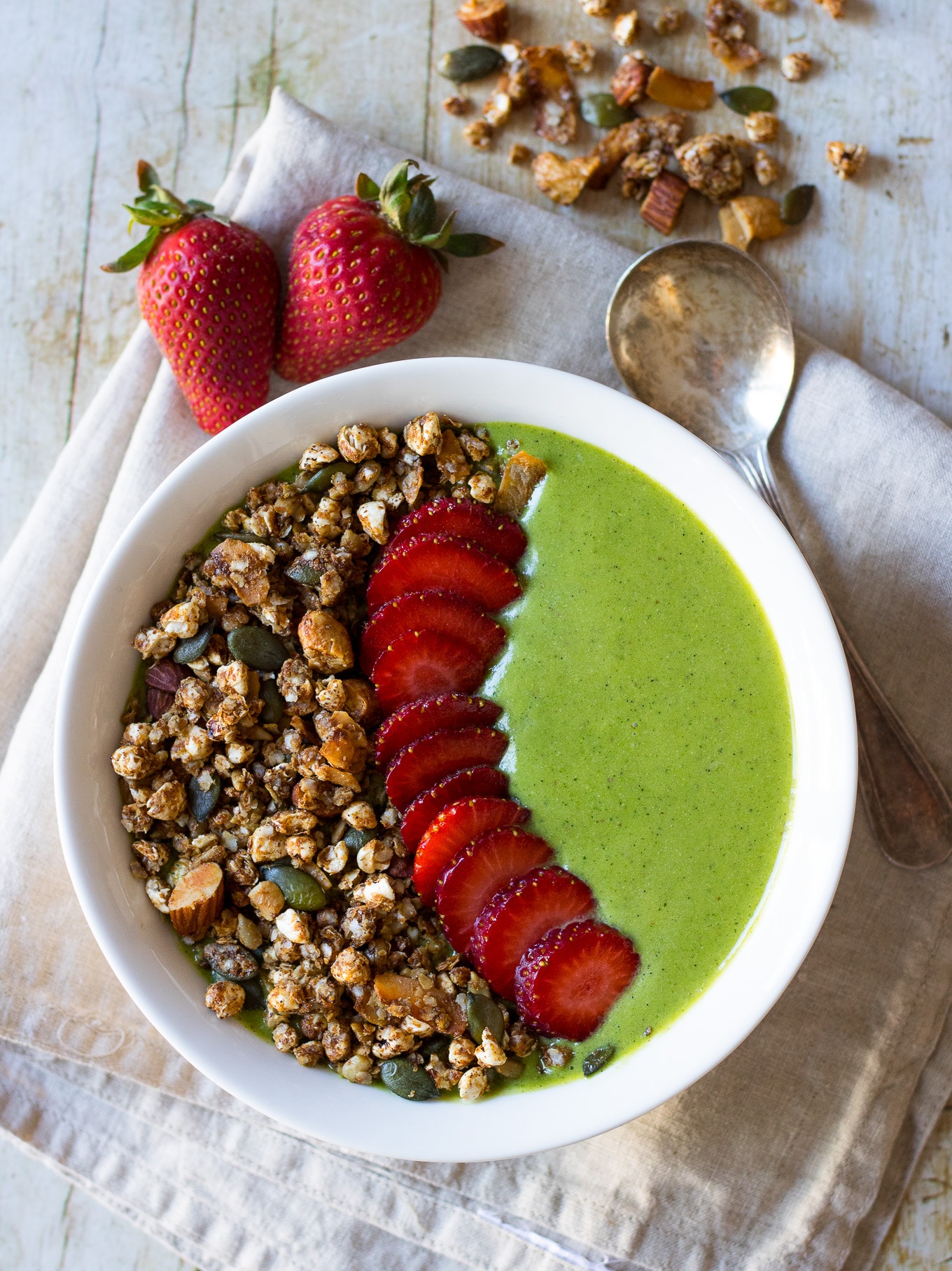 A thick green protein #smoothiebowl is a quick, satisfying healthy breakfast ready in no time. #paleo and #glutenfree, with an easy vegan #dairyfree option too. #greensmoothie