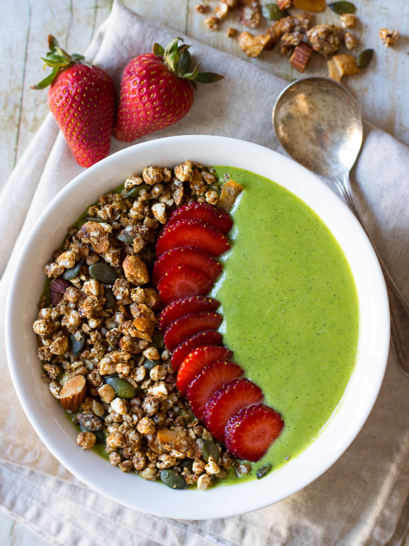 A thick green protein #smoothiebowl is a quick, satisfying healthy breakfast ready in no time. #paleo and #glutenfree, with an easy vegan #dairyfree option too. #greensmoothie