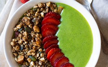 A thick green protein #smoothiebowl is a quick, satisfying healthy breakfast ready in no time. #dairyfree #paleo and #glutenfree, with an easy vegan option too. #greensmoothie