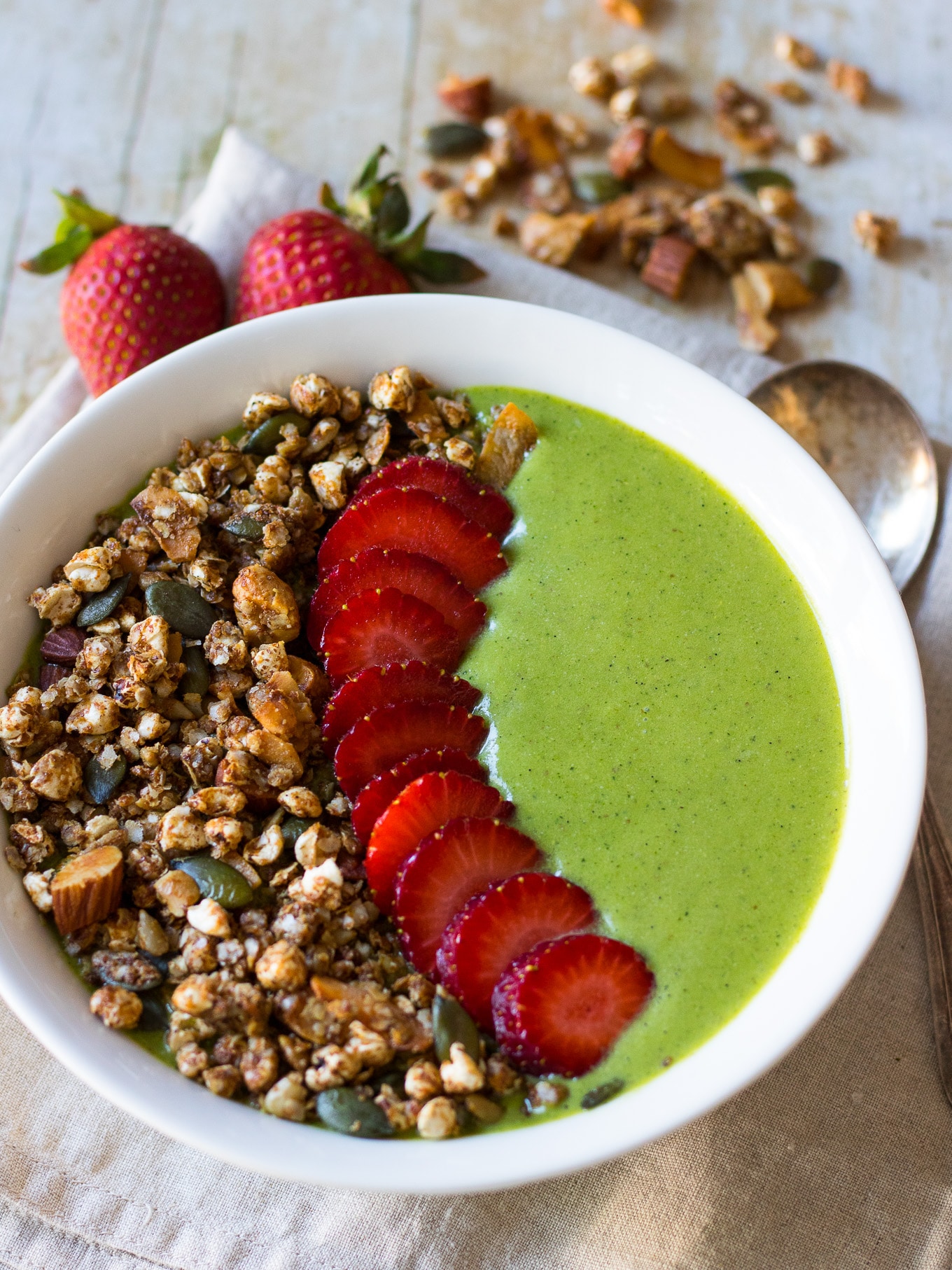 A thick green protein #smoothiebowl is a quick, satisfying healthy breakfast ready in no time. #paleo and #glutenfree, with an easy vegan #dairyfree option too. #greensmoothie 