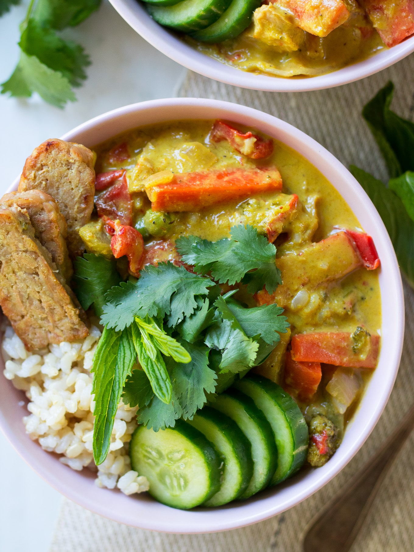Easy Vegan Yellow Curry with Tempeh - so healthy, so delicious. Loads of veggies in a turmeric-spiked creamy curry sauce. #glutenfree #vegan #yellowcurry