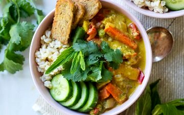 Easy Vegan Yellow Curry with Tempeh - healthy, delicious and so easy to make. Loads of veggies and a creamy coconut curry sauce, dairy free and gluten free.