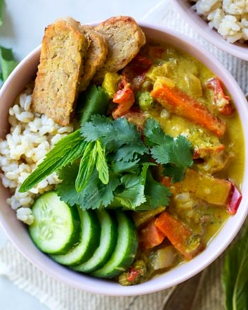 Easy Vegan Yellow Curry with Tempeh - healthy, delicious and so easy to make. Loads of veggies and a creamy coconut curry sauce, dairy free and gluten free.