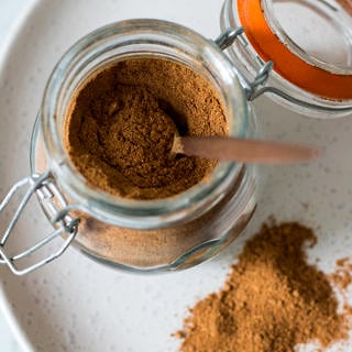 Homemade Chai Latte Mix, a blend of fragrant spices and coconut sugar to recreate your favourite cafe style chai latte in a healthier, more natural way! #chailatte #chaispicemix #healthy