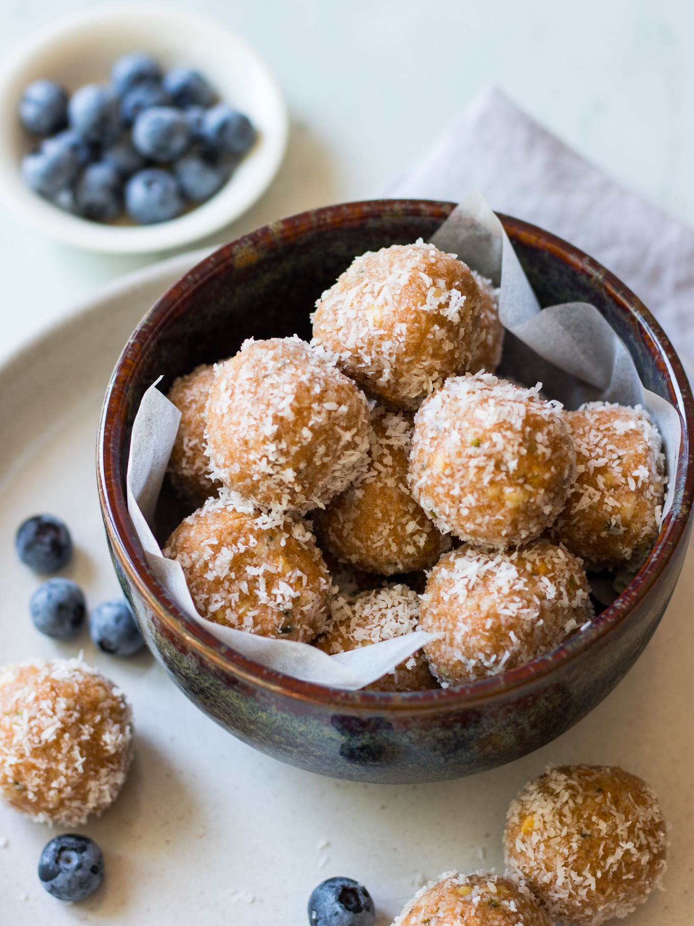 No Food Processor Paleo Protein Balls! One bowl to make these quick mix energy balls. The perfect healthy snack made with nut butter, honey, hemp seeds and coconut. Yum! #proteinballs #energyballs #paleo #glutenfree