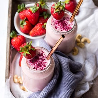 strawberry shortcake smoothie recipe, strawberry smoothies in jars on wooden tray