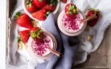 strawberry shortcake smoothie recipe, smoothies on a wooden tray