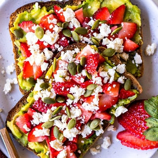 Toast with avocado, strawberries and feta