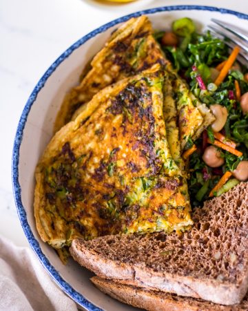 Omelette with zucchini and dried herbs