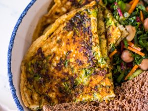 Omelette with zucchini and dried herbs
